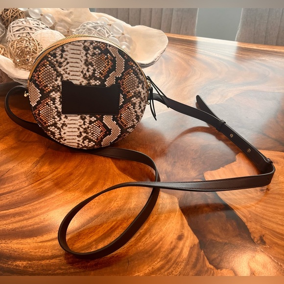 Nine West Round Crossbody Purse 
Snakeskin Browns/Cognac Multicolor
NWithoutTag - Picture 16 of 16